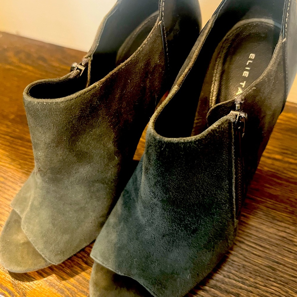 Ellie Tahari Grey Suede & Black Leather Heels. Size 7.5.